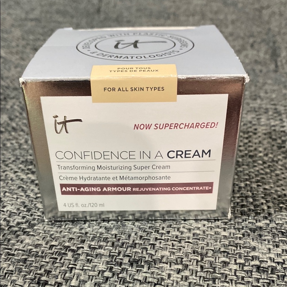 IT Cosmetics Confidence in a Cream - Silver and White Packaging 4 fl. Oz
